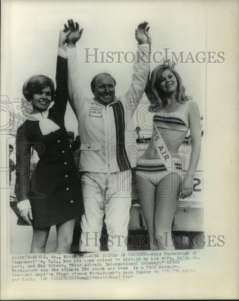 1968 Press Photo Race driver Cale Yarborough, wife Betty Jo and Kay Wilson- Historic Images