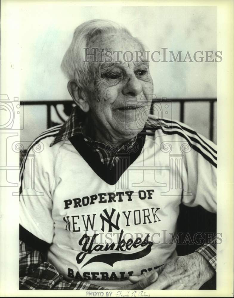 1987 Press Photo James Shiels dressed in New York Yankees baseball shirt- Historic Images