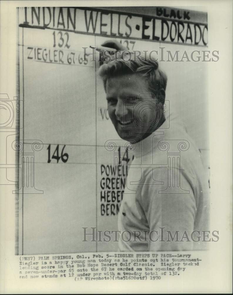 1970 Press Photo Golfer Larry Ziegler at a Bob Hope Desert Classic scoreboard- Historic Images