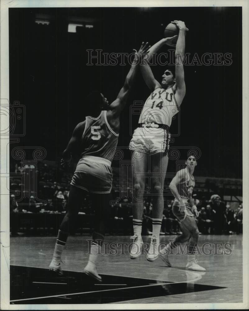 1968 Press Photo New York University basketball player Jim Signorile in action- Historic Images