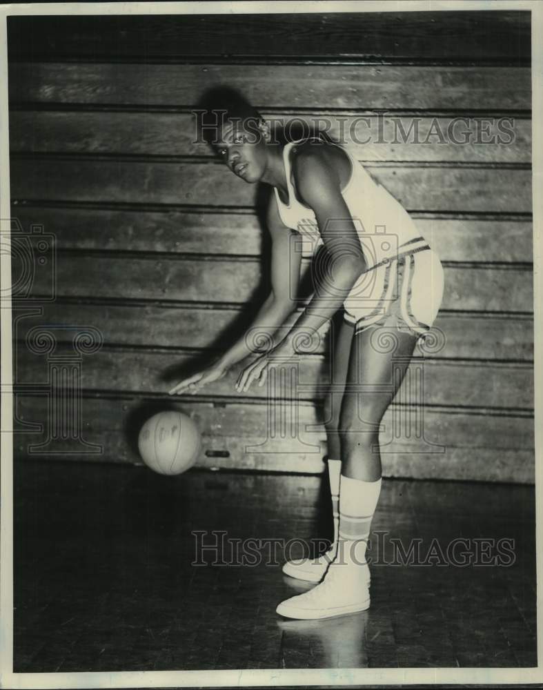 1964 Press Photo Seton Hall basketball player Harry Slaton dribbles - sis00605- Historic Images