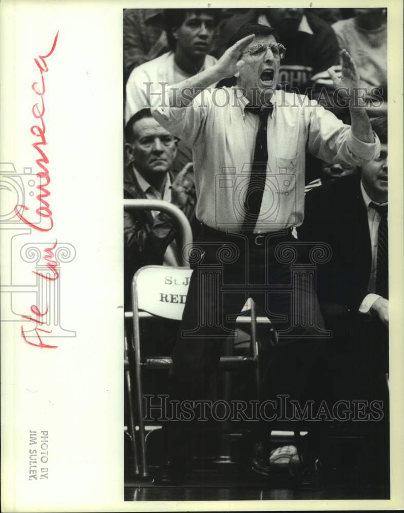 Press Photo St. John&#39;s college basketball Lou Carnesecca in action- Historic Images