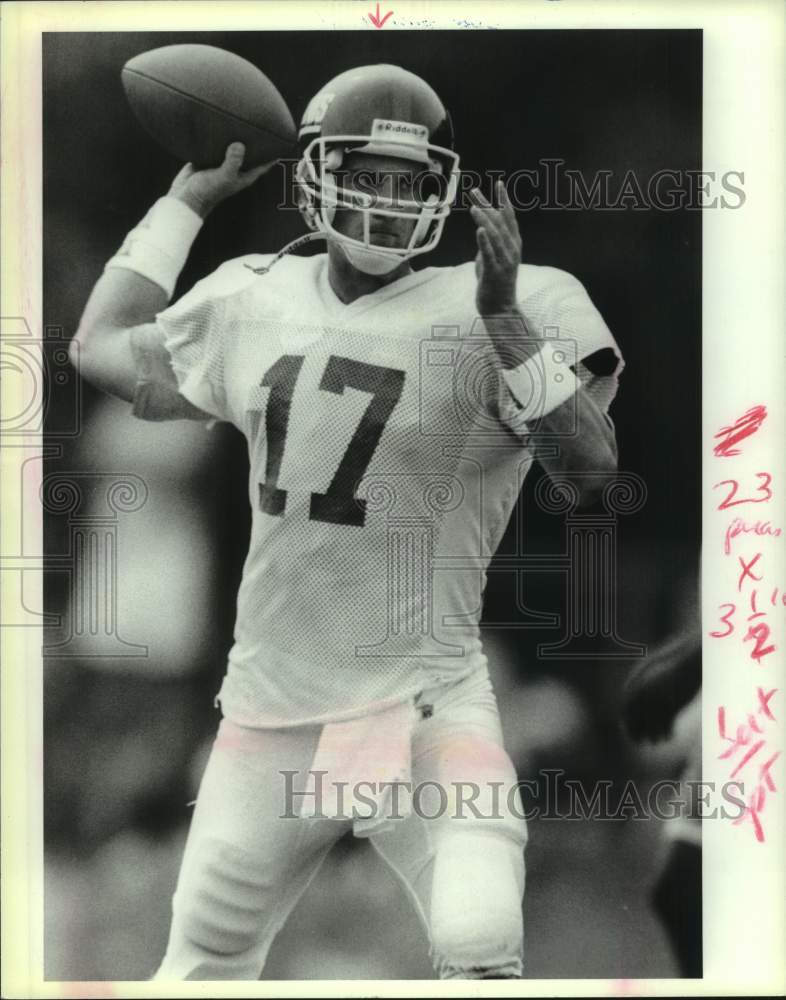 Press Photo New York Giants football player Dave Brown throws a pass - sis00640- Historic Images