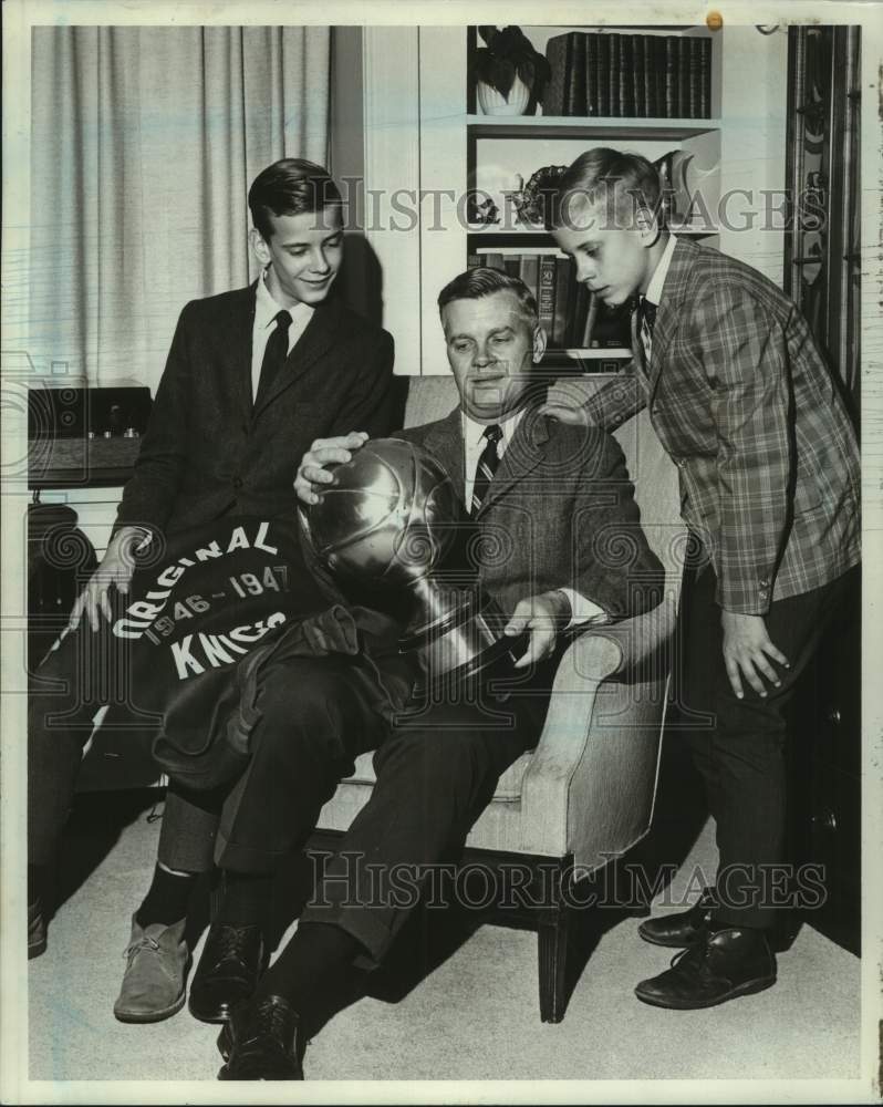 1968 Press Photo Former New York Knicks basketball player Bob Mullens and sons- Historic Images