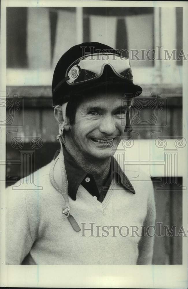 Press Photo Horse racing jockey Willie Shomeaker with helmet and goggles- Historic Images