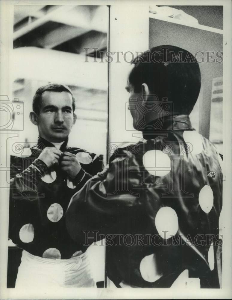 1964 Press Photo Horse racing jockey Willie Shoemaker puts on his silks- Historic Images