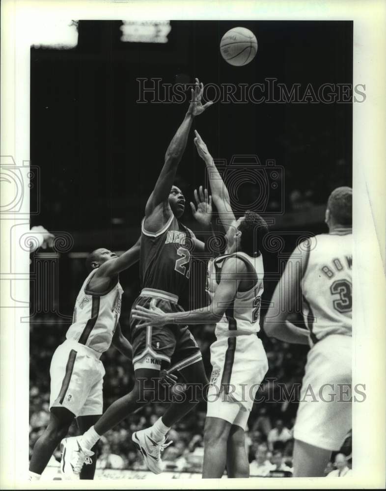 Press Photo New York Knicks basketball player Gerald Wilkins vs. New Jersey- Historic Images