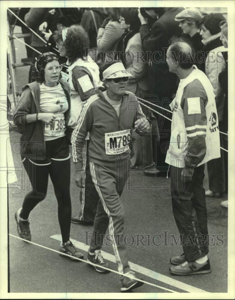 Press Photo Marathon participant Ed Manning at finish line - sis00805- Historic Images