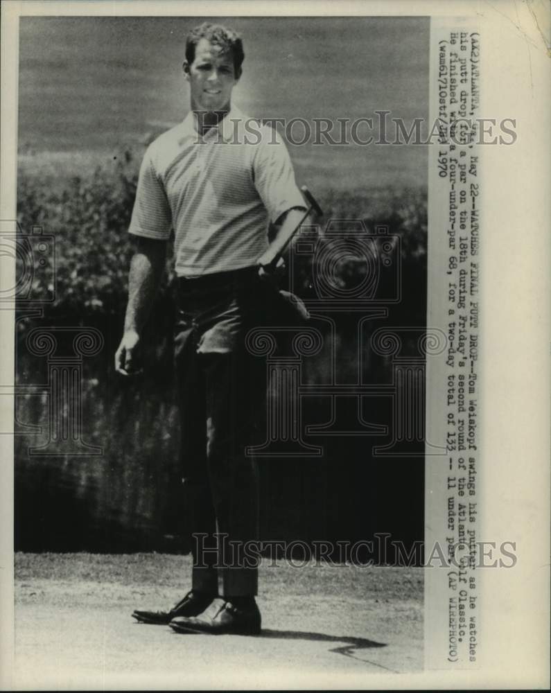 1970 Press Photo Golfer Tom Weiskopf putts during the Atlanta Golf Classic- Historic Images