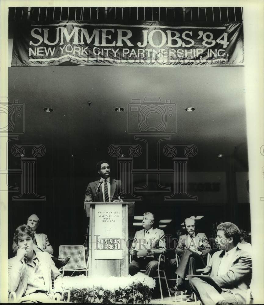 1984 Press Photo New York Yankees baseball player Dave Winfield gives speech- Historic Images