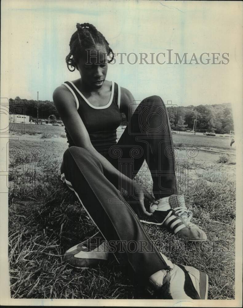 1977 Press Photo Track and field athlete Robin Jackson adjusts her shoe- Historic Images