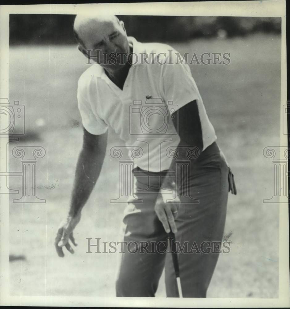 Press Photo Golfer Bill Ireland watches a putt - sis00926- Historic Images