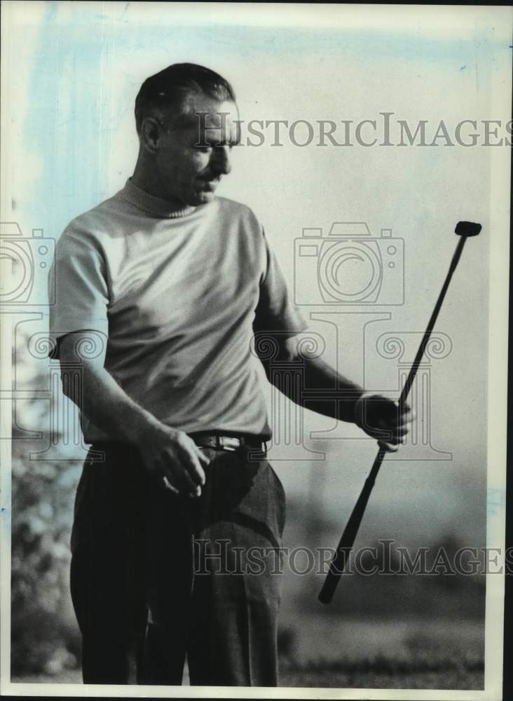 1968 Press Photo Golfer Jim Iacovelli watches a putt - sis00929- Historic Images