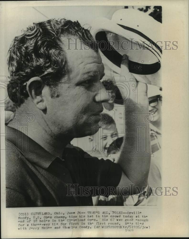 1969 Press Photo Golfer Orville Moody tips his cap at the Cleveland Open- Historic Images