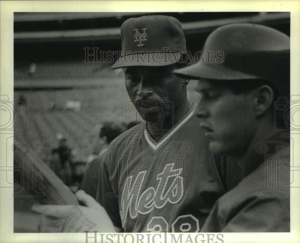 1986 Press Photo New York Mets baseball coach Bill Robinson and Lenny Dykstra- Historic Images