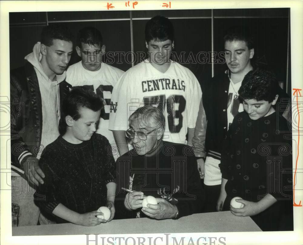 1990 Press Photo Former baseball player Phil Rizzuto signs autographs- Historic Images