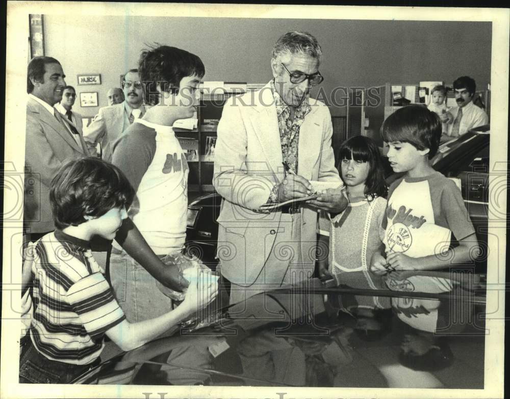 1973 Press Photo Baseball star Phil Rizzuto and young fans - sis00971- Historic Images