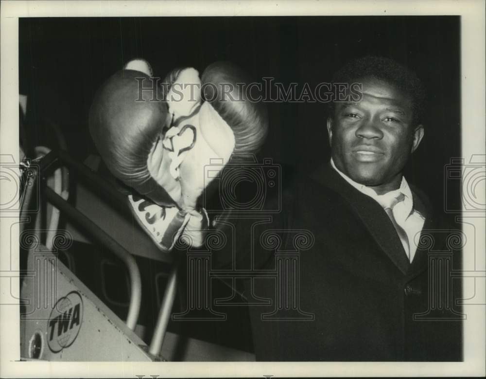 Press Photo Boxer Emile Griffith exits an airplane - sis01013- Historic Images