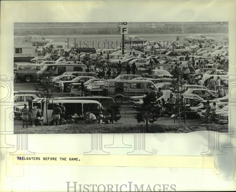 1983 Press Photo Tailgaters in a stadium parking lot before a game - sis01031- Historic Images