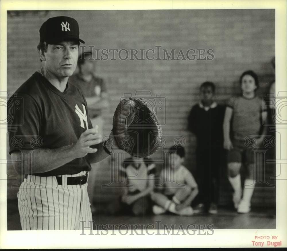 1985 Press Photo New York Yankees baseball Jeff Torborg wears mitt- Historic Images