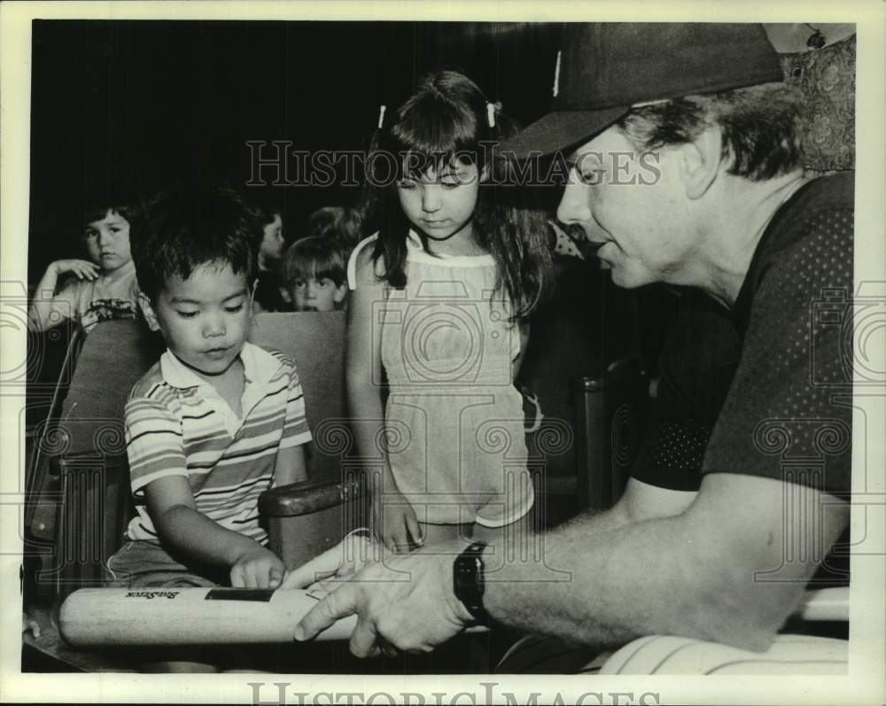 Press Photo New York Yankees baseball coach Jeff Torborg with PS-52 students- Historic Images