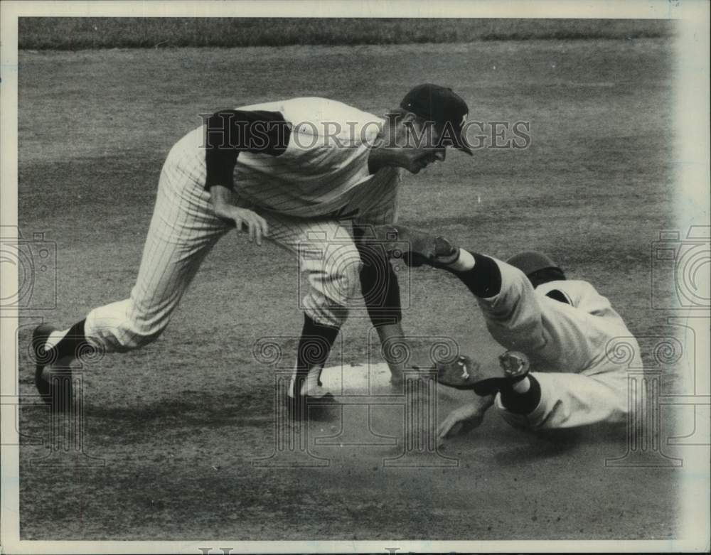 Press Photo New York Yankees shortstop Gene Michael and baserunner - sis01077- Historic Images