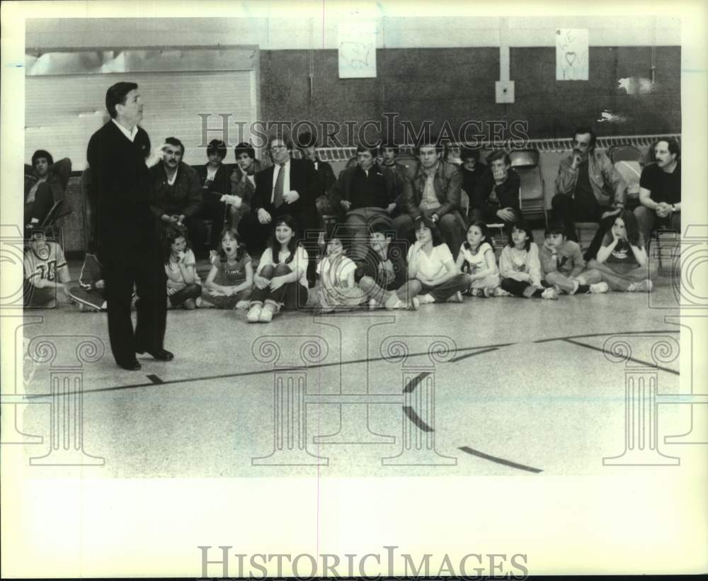 Press Photo St. John&#39;s college basketball coach Lou Carnesecca with audience- Historic Images