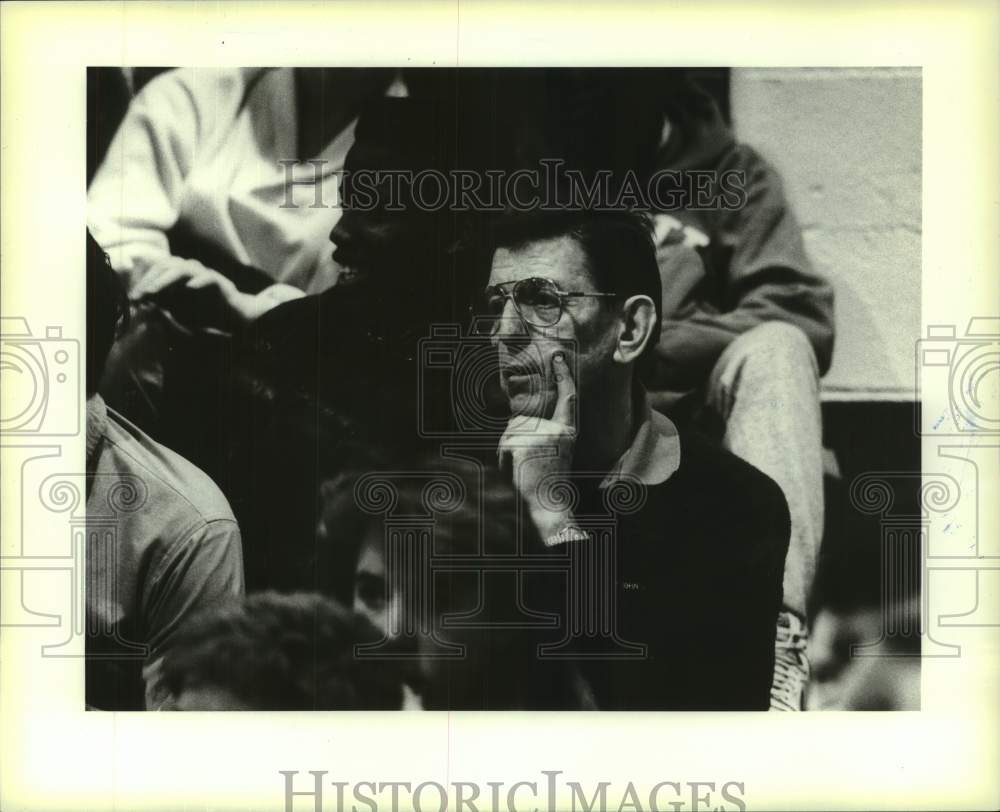 1987 Press Photo St. John&#39;s college basketball Lou Carnesecca watches game- Historic Images