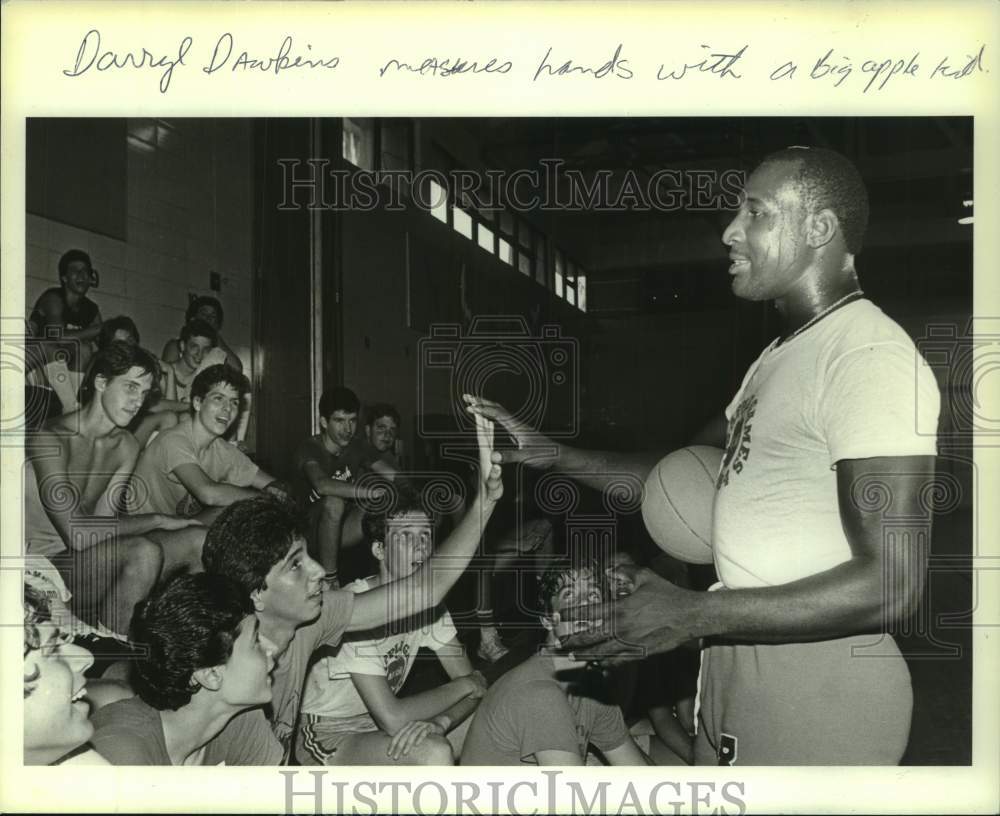 1984 Press Photo Basketball star Darryl Dawkins and Big Apple kids - sis01141- Historic Images