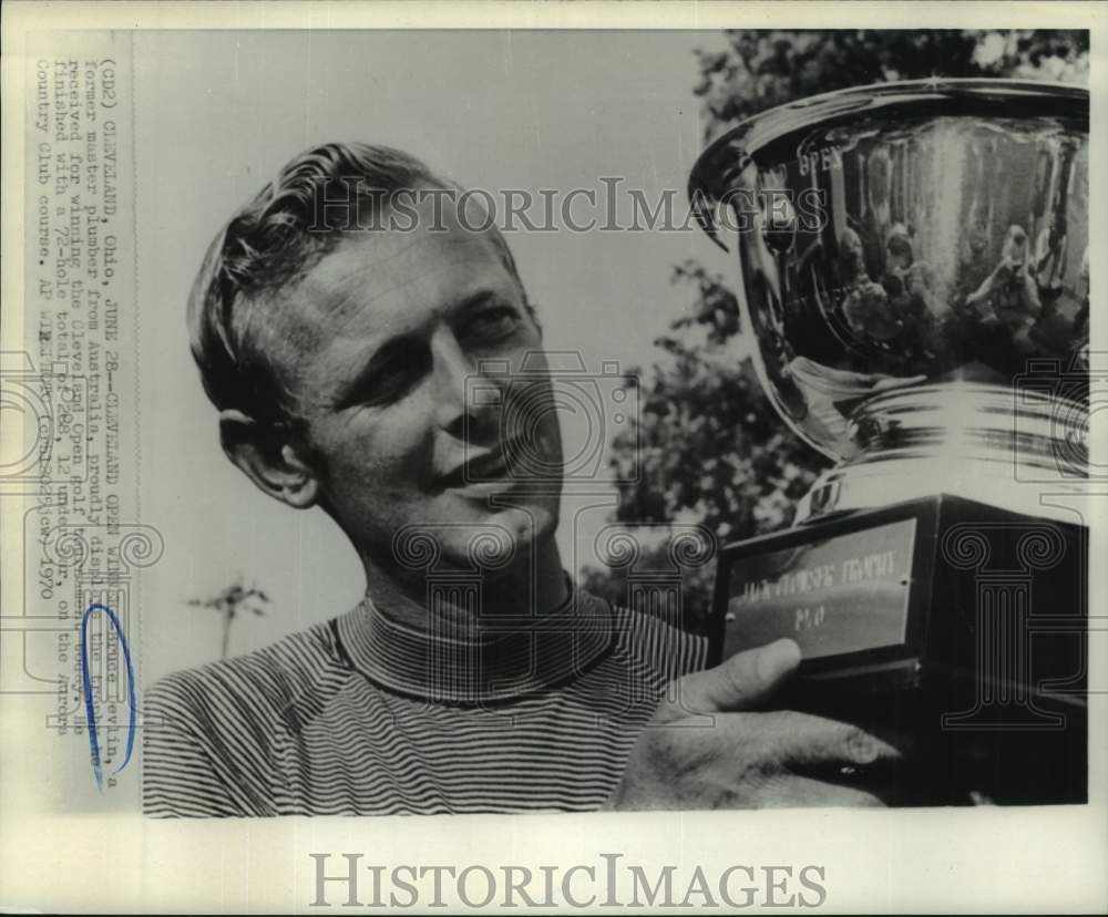 1970 Press Photo Golfer Bruce Devlin holds the Cleveland Open winner&#39;s trophy- Historic Images