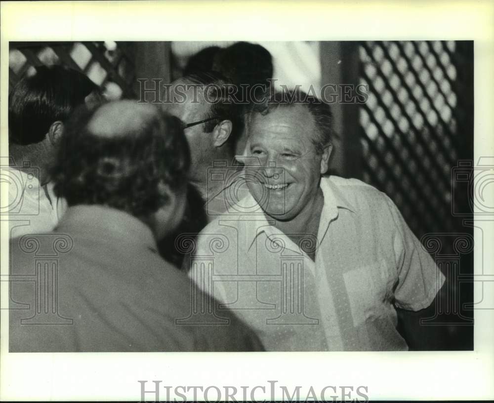 1989 Press Photo John Knudsen arriving at a retiree party at Tugs - sis01156- Historic Images