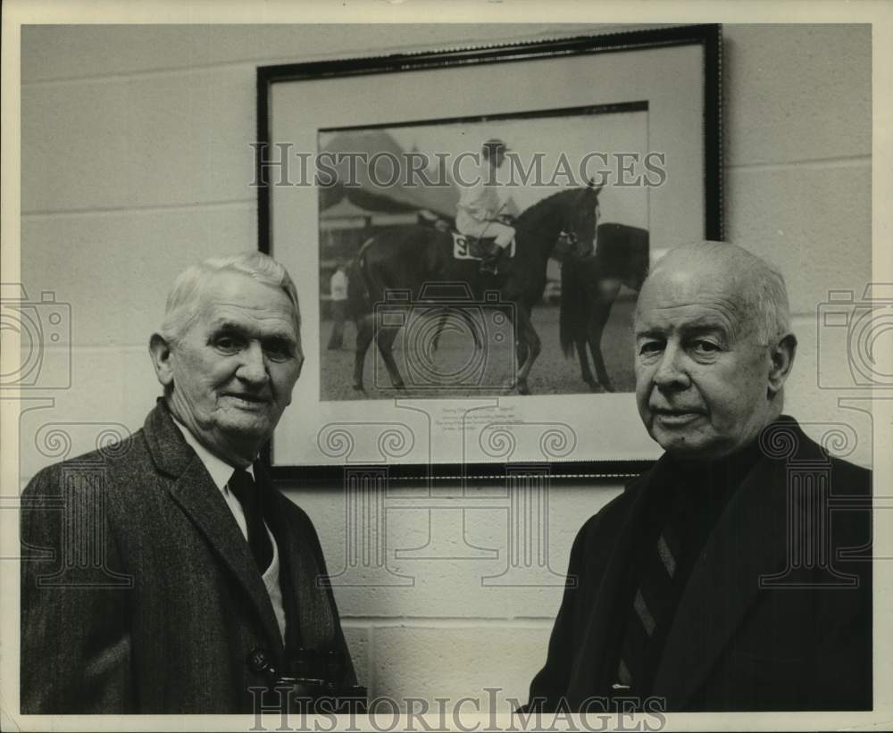 1965 Press Photo Willie Knapp and Joe Notter with portrait of horse and rider- Historic Images