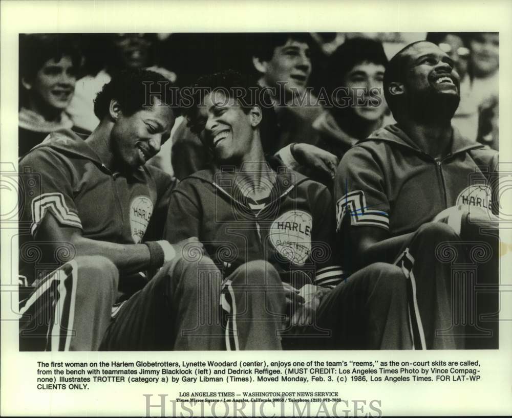 1986 Press Photo Harlem Globetrotters basketball players on the bench- Historic Images