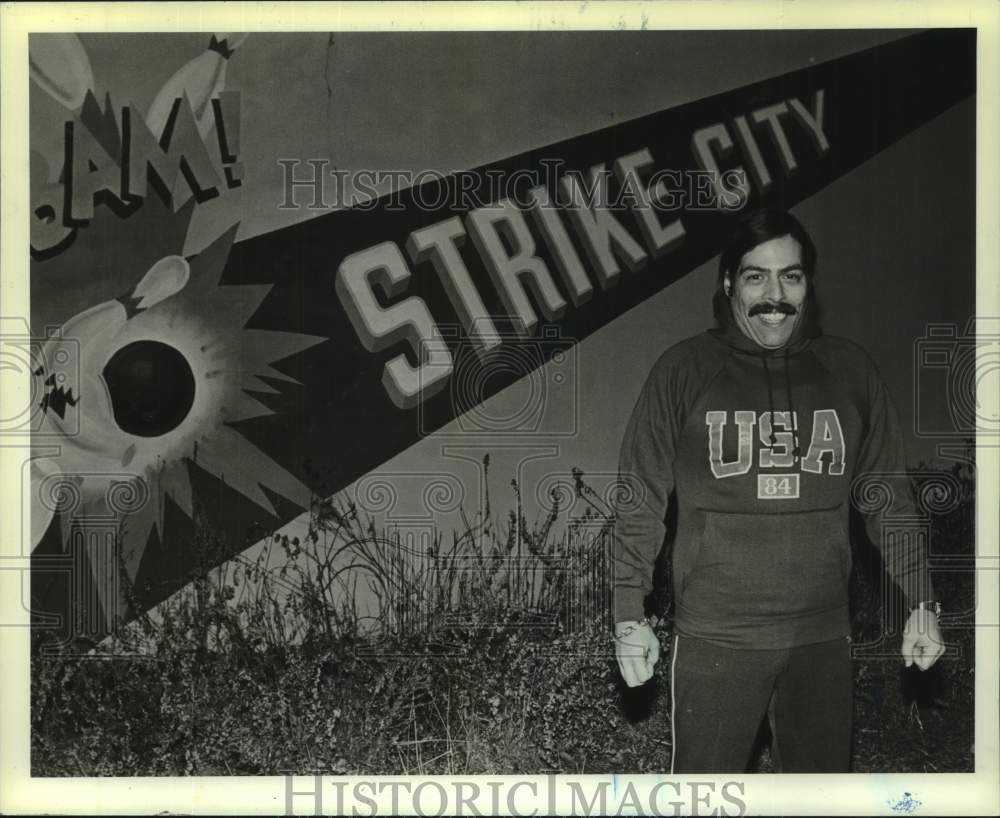 1983 Press Photo Dennis Colon near a bowling alley - sis01204- Historic Images