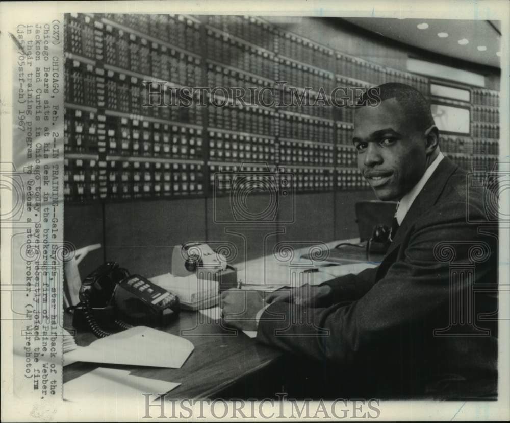 1967 Press Photo Chicago Bears football player and stock broker Gale Sayers- Historic Images