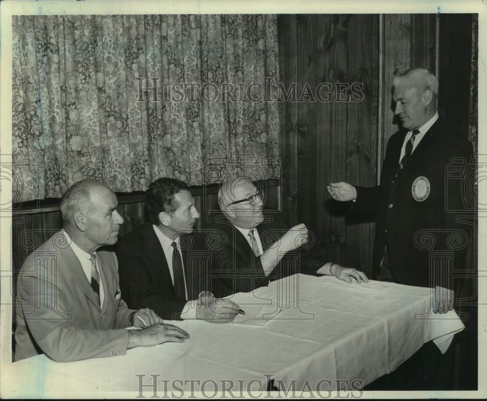 1968 Press Photo Coaches and dinner guests at Staten Island Varsity Club- Historic Images