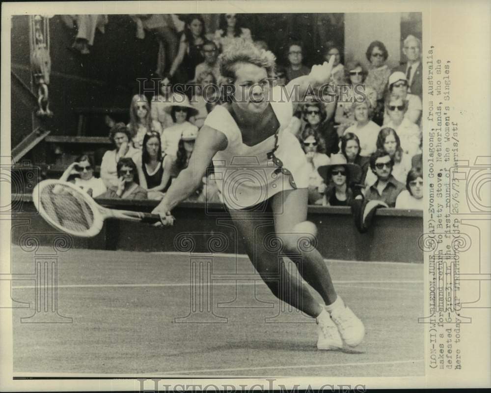 1973 Press Photo Tennis player Evonne Goolagong plays a Wimbledon match- Historic Images