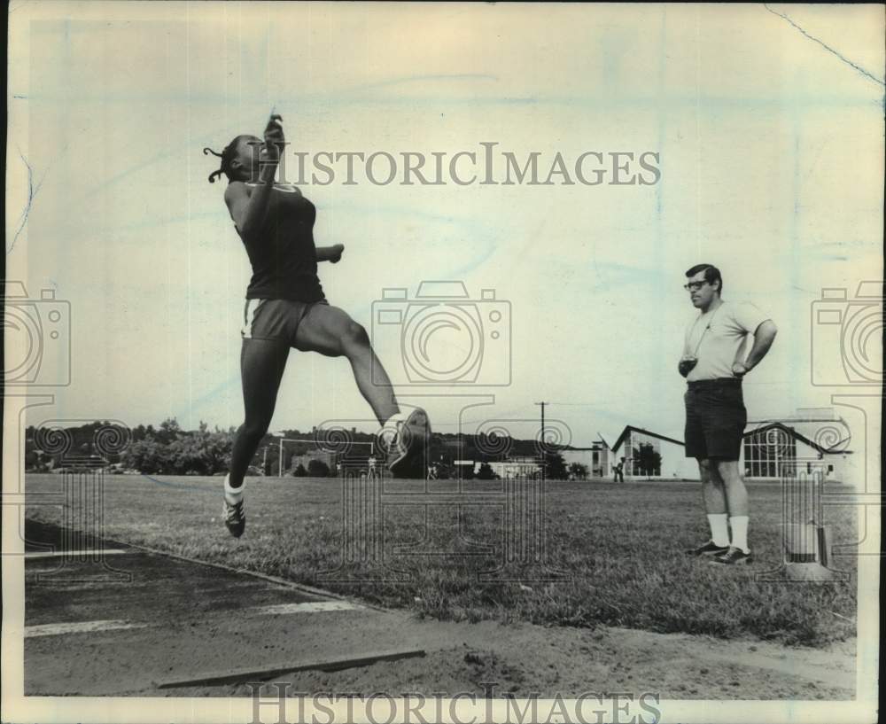 1977 Press Photo Long jumper Robin A. in action - sis01297- Historic Images