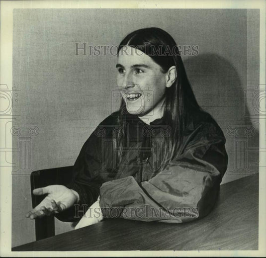 1978 Press Photo Sheila Young wearing a windbreaker - sis01343- Historic Images