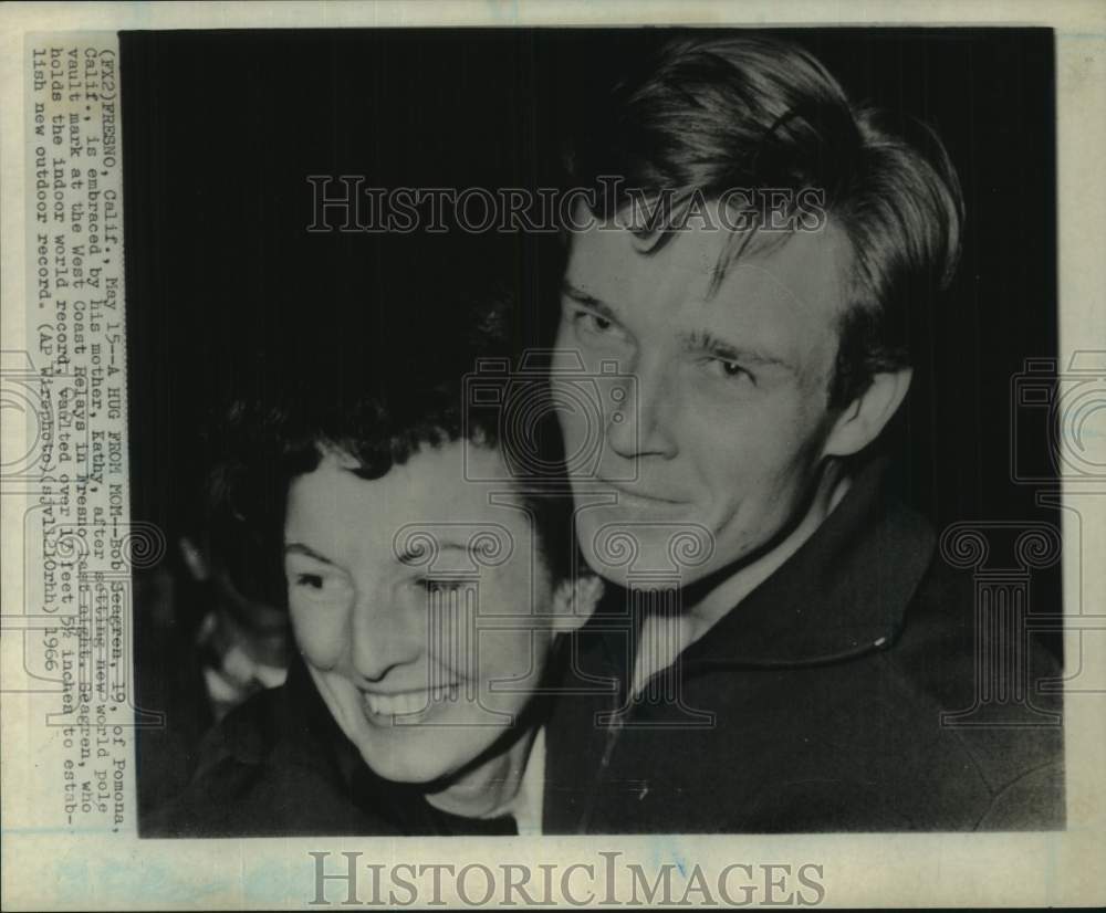 1966 Press Photo Pole vault champion Bob Seagren and mother Kathy in Fresno, Ca.- Historic Images