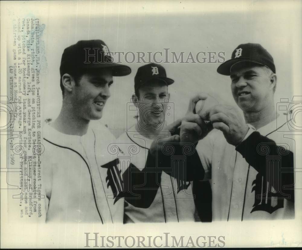 1969 Press Photo Detroit Tigers coach and pitchers examine a baseball- Historic Images