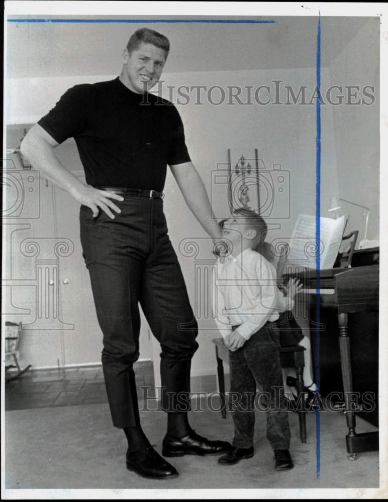 Press Photo Athlete with Children at Piano - sis02239- Historic Images