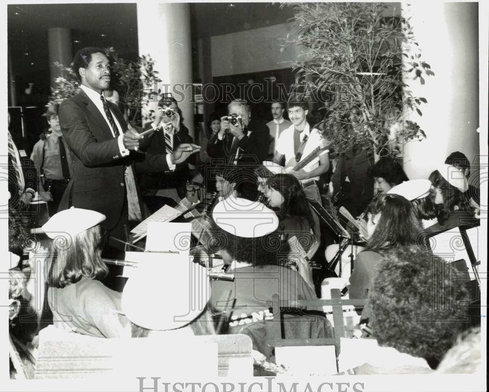 1984 Press Photo Yankee Baseball Player Dave Winfield at Staten Island Mall- Historic Images