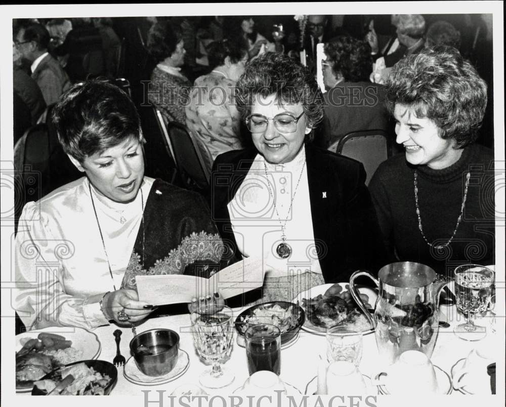 1981 Press Photo Madlyn Reheh with Maddy Pealrman and Valerie Quinlan at Event- Historic Images