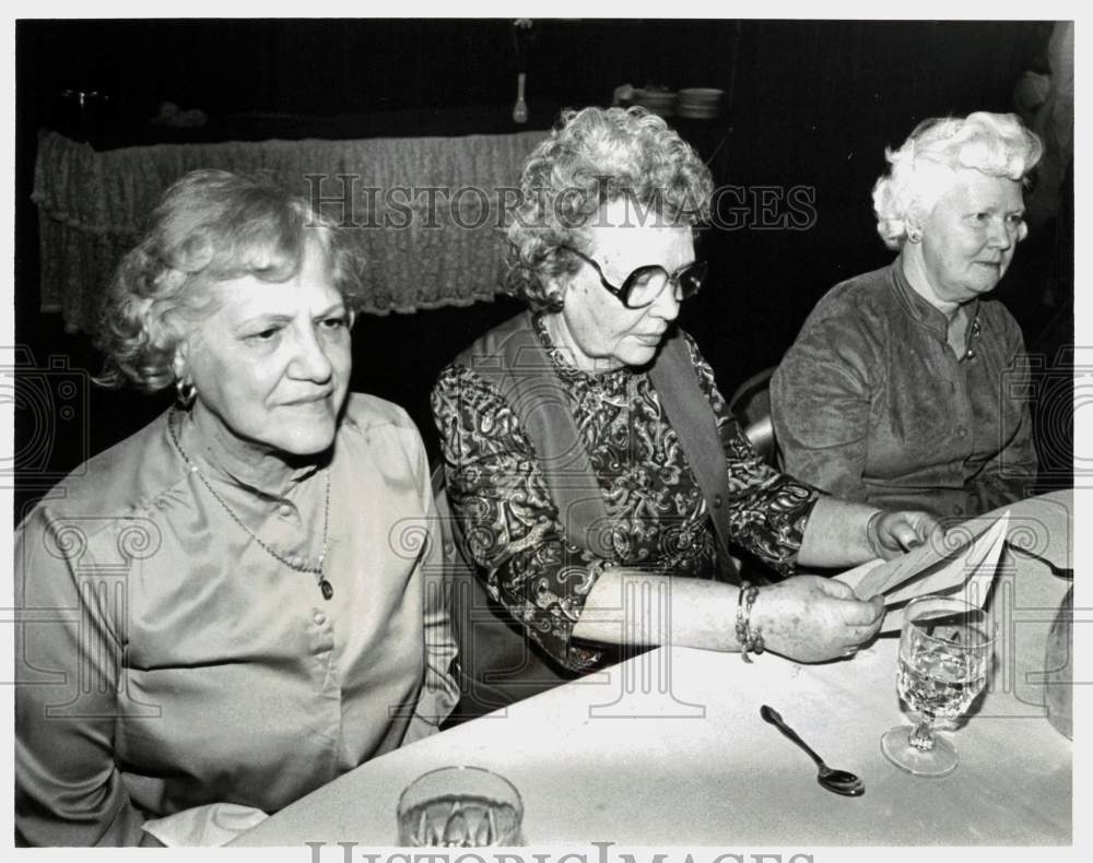 1981 Press Photo Olga Husstege with Sara Cotter and Esther Kolbjornsen at Event- Historic Images