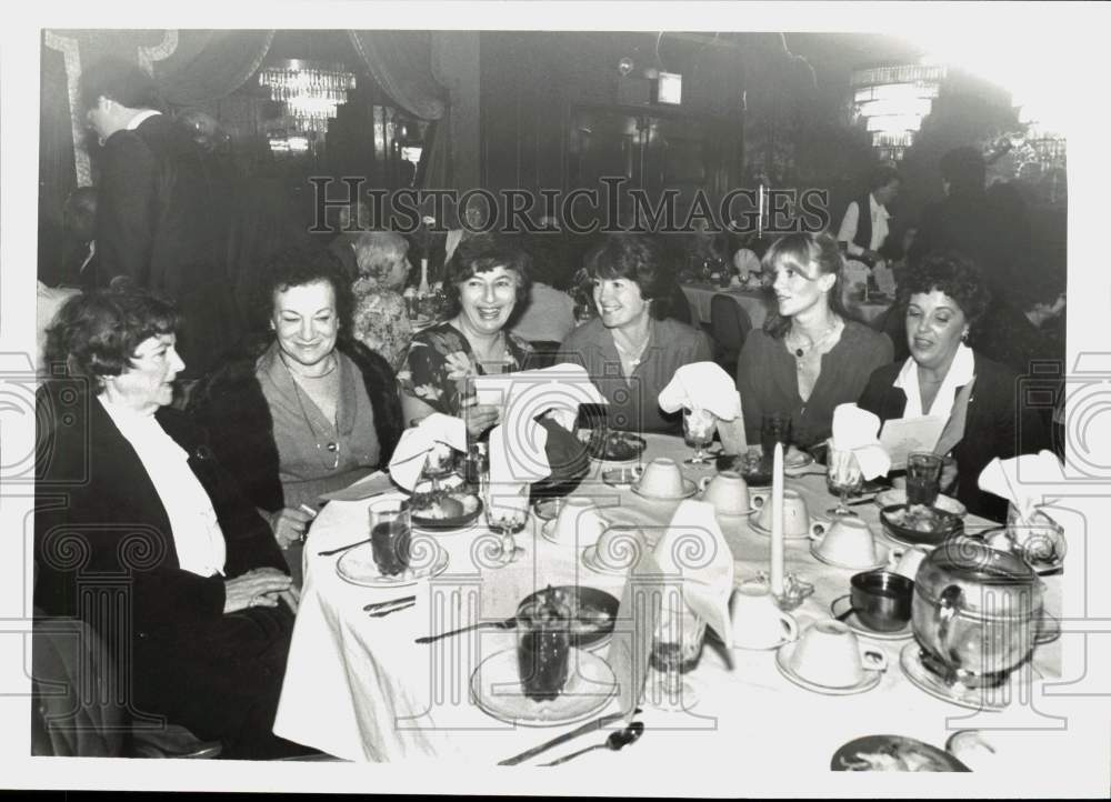 1981 Press Photo Women of Achievement Honorees at Dinner Event - sis02795- Historic Images