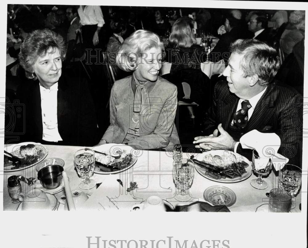 1981 Press Photo District Attorney Thomas R. Sullivan with Women of Achievement- Historic Images