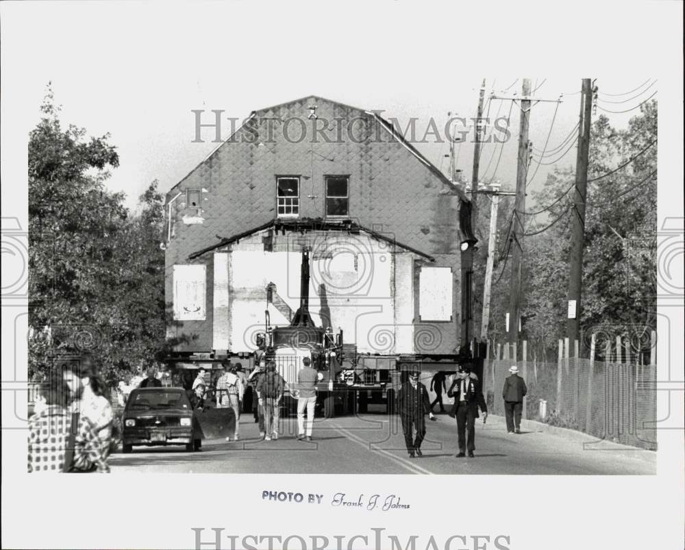 1987 Press Photo House Moving on Arthur Kill Road for Richmondtown Restoration- Historic Images