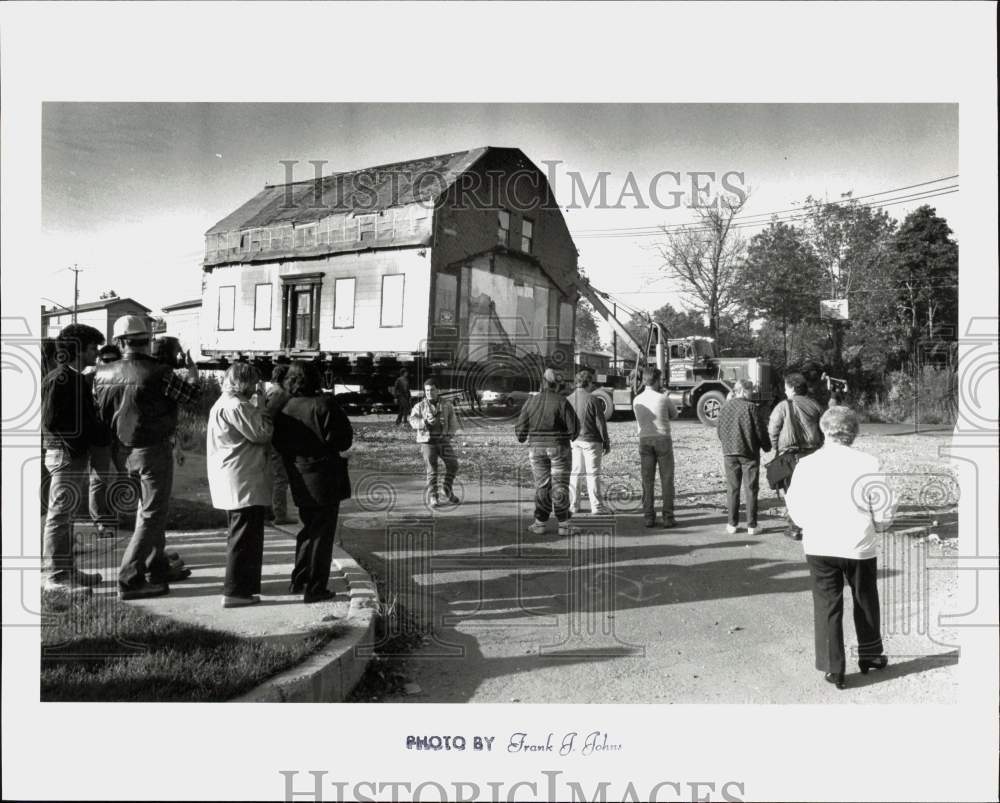 1987 Press Photo Richomdtown Restoration Home Moving on Arthur Kills Road- Historic Images