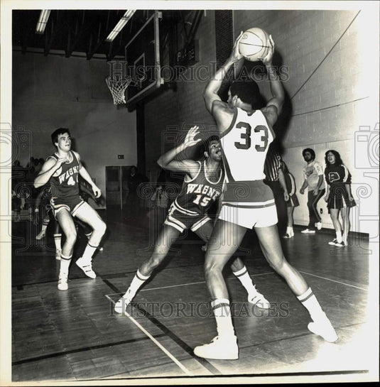 1980 Press Photo Wagner Basketball Players Defend Goal at Game - sis02823- Historic Images